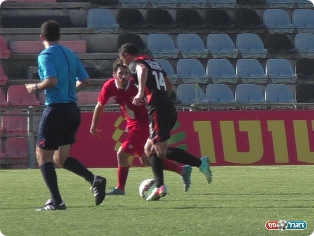 צ'קאנה עם הכדור במרכז השדה (שקד מורג)